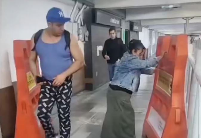 VIDEO: Vendedores del Metro cierran pasillos para que usuarios pasen por sus puestos