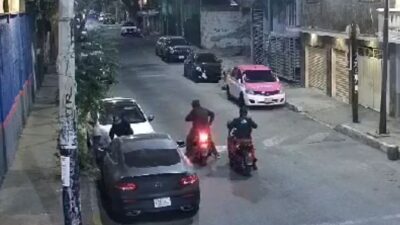 VIDEO: Graban a ladrones de autopartes por la madrugada y policías atrapan a uno
