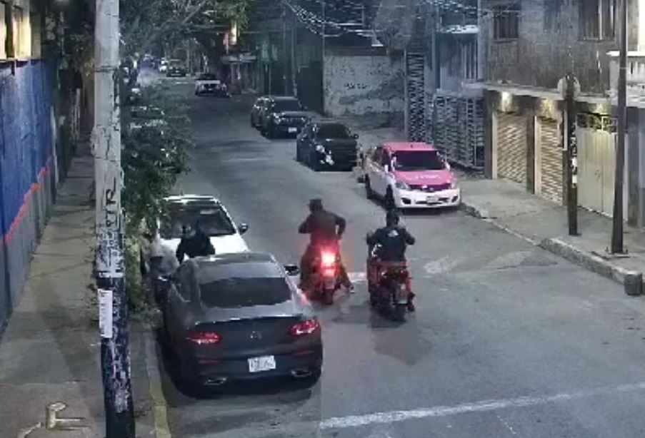 VIDEO: Graban a ladrones de autopartes por la madrugada y policías atrapan a uno