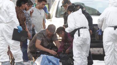 TRAGEDIA: Abuelo cae en la banqueta y ya no se pudo levantar; testigos vieron sus últimos segundos