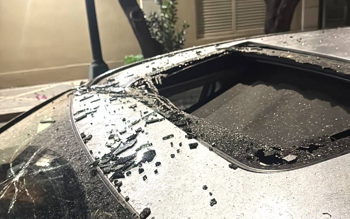 PELIGRO: Vándalos arrojan ladrillos desde un puente vehicular y destrozan autos