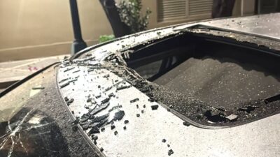 PELIGRO: Vándalos arrojan ladrillos desde un puente vehicular y destrozan autos