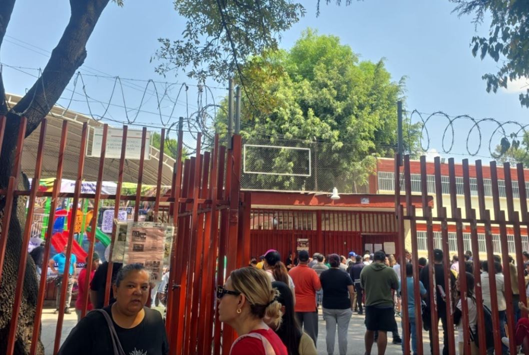 ALERTA: Niño secundaria lleva un arma cargada al salón; apenas va en primero
