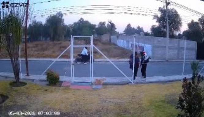 VIDEO. Delincuentes en moto amenazan con un arma a una mujer con su bebé en brazos