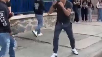 VIDEO: Chavo de prepa huye de pelea y va por su papá; el señor también perdió