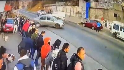 VIDEO: Conductor da vuelta prohibida y un motociclista sale disparado en Edomex