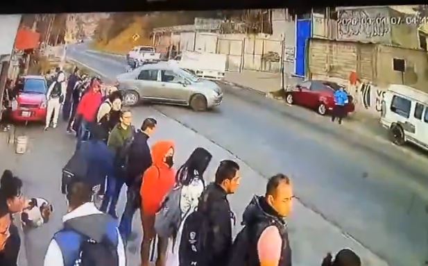 VIDEO: Conductor da vuelta prohibida y un motociclista sale disparado en Edomex