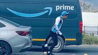 VIDEO: ‘¿Y mi paquete?’; repartidor de Amazon y conductor arman pelea a media avenida