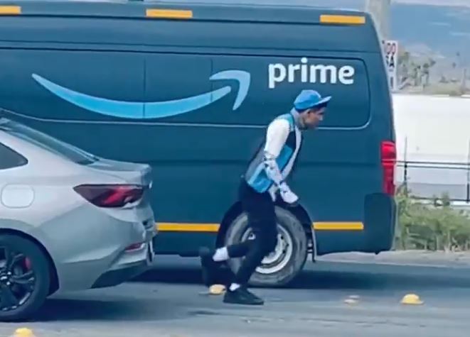 VIDEO: ‘¿Y mi paquete?’; repartidor de Amazon y conductor arman pelea a media avenida