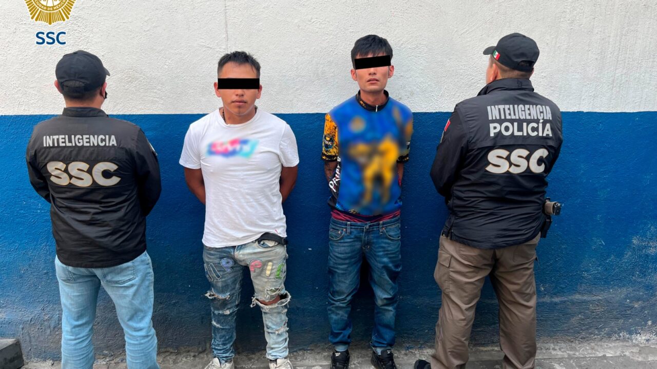 DEALERS: Sujetos vendían bolsitas con droga afuera de una secundaria; andaban armados