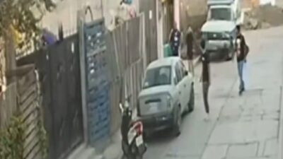 VIDEO: Asaltantes le quitan su moto a una joven afuera de su casa y los vecinos solo miraban