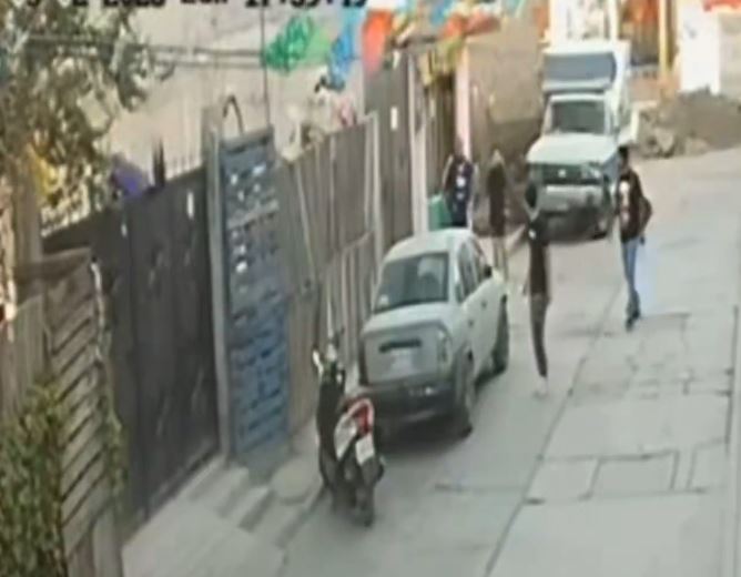 VIDEO: Asaltantes le quitan su moto a una joven afuera de su casa y los vecinos solo miraban