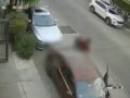 VIDEO: Enfermero da brutal golpiza a una pareja de abuelos que le pidieron quitar su carro