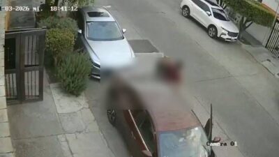 VIDEO: Enfermero da brutal golpiza a una pareja de abuelos que le pidieron quitar su carro