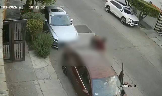 VIDEO: Enfermero da brutal golpiza a una pareja de abuelos que le pidieron quitar su carro