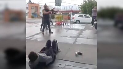 VIDEO. ‘¡Baja el cuchillo!’; farderas terminan baleadas durante robo a una Bodega Aurrerá