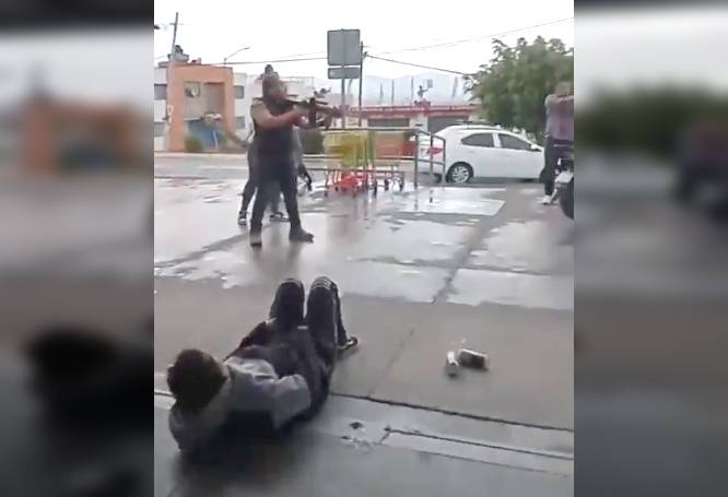 VIDEO. ‘¡Baja el cuchillo!’; farderas terminan baleadas durante robo a una Bodega Aurrerá