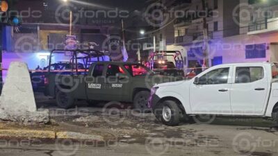 TERRIBLE. ‘Oímos los balazos…’; matan a tiros a dos hombres dentro de un taxi y policías ‘se avientan la bolita’
