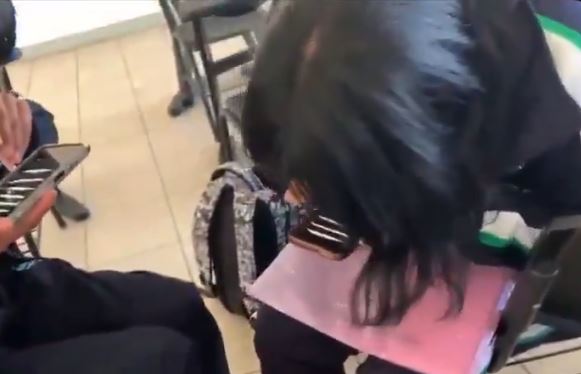 VIDEO: ‘Uno, dos, tres’; chavos de prepa se graban en una competencia de ‘periquear’