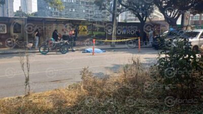 TERRIBLE. Joven iba a toda velocidad en su moto, perdió el control y murió en el asfalto