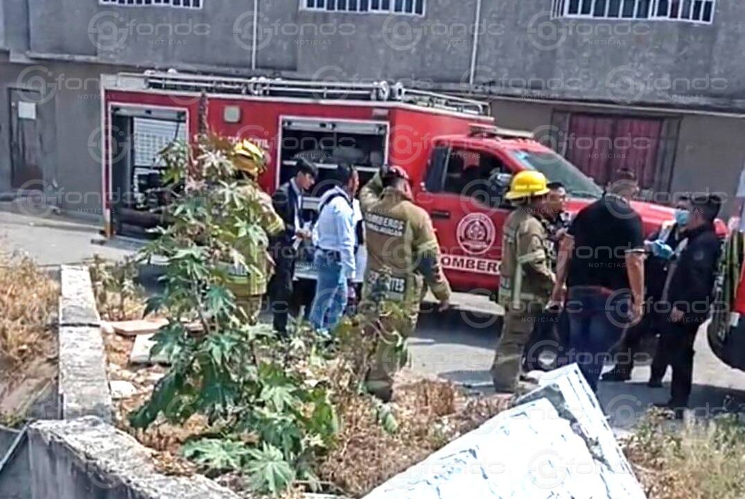 MACABRO. Cuerpo de un hombre sin playera flotaba bocabajo en un canal de aguas negras de Edomex