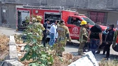 MACABRO. Cuerpo de un hombre sin playera flotaba bocabajo en un canal de aguas negras de Edomex