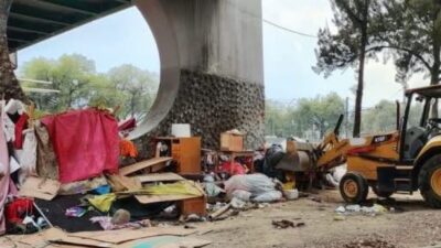 DRAMA: Familias vivieron por años bajo un puente, los quitaron con maquinaria y nadie sabe dónde están