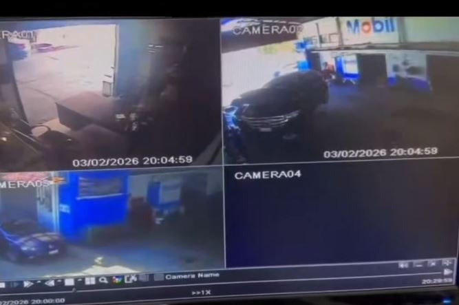 VIDEO: Extorsionadores intentan quemar un taller mecánico y pintan las iniciales de un cártel