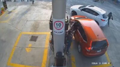 VIDEO. Familia con un bebé son encañonados y les quitan su camioneta en una gasolinera
