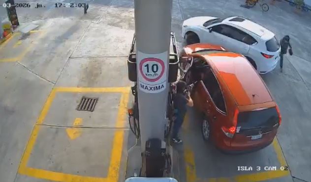 VIDEO. Familia con un bebé son encañonados y les quitan su camioneta en una gasolinera