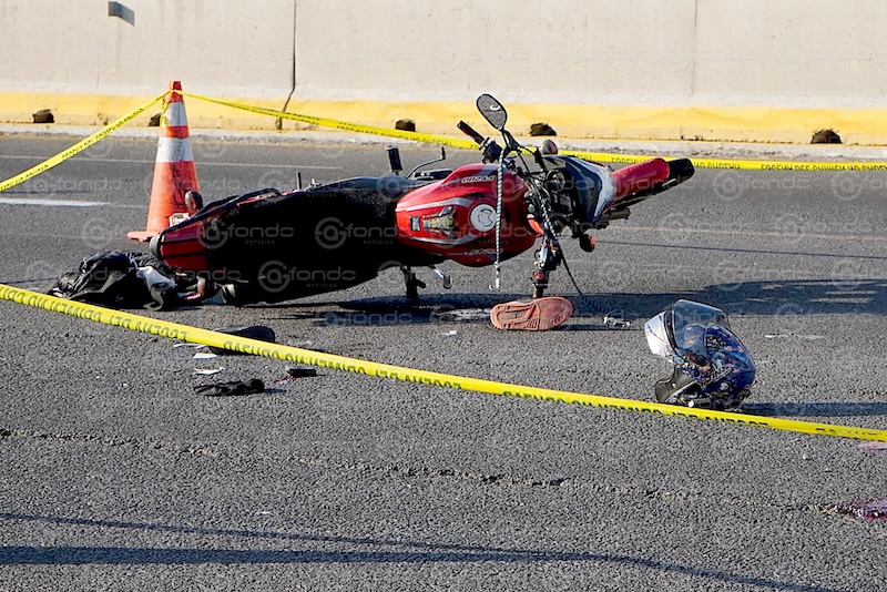 LAMENTABLE. Vehículo ‘avienta’ a motociclistas en autopista México-Puebla; uno murió