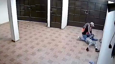 VIDEO. Cuatro delincuentes roban y abusan sexualmente de una mujer en su propia casa