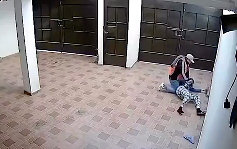 VIDEO. Cuatro delincuentes roban y abusan sexualmente de una mujer en su propia casa