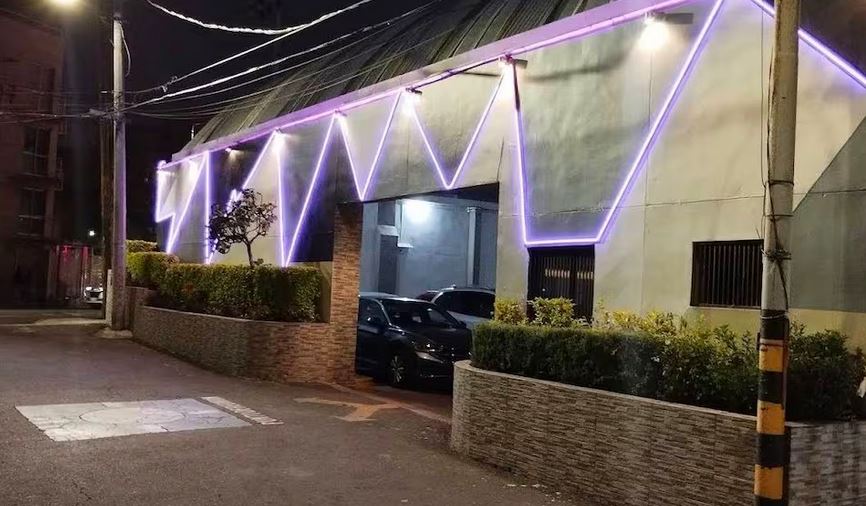 GOTERAS: Joshua y su amigo entraron con tres mujeres al hotel y él amaneció muerto