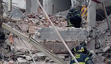 ÚLTIMA HORA. Derrumbe en un viejo edificio deja cuatro personas atrapadas