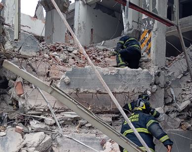 ÚLTIMA HORA. Derrumbe en un viejo edificio deja cuatro personas atrapadas