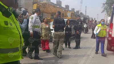 URGENTE: Bomberos y rescatistas trabajan para salvar a trabajadores atrapados en derrumbe