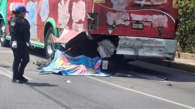 CAÍDO: Joven en moto termina muerto abajo de un camión de pasajeros