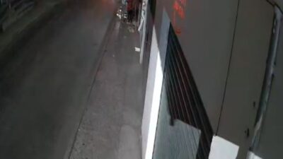 VIDEO: Rateros en moto escapaban de la policía y azotaron contra el asfalto