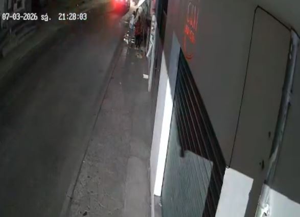 VIDEO: Rateros en moto escapaban de la policía y azotaron contra el asfalto