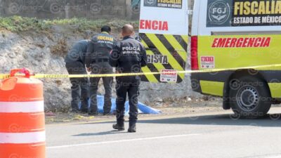 LAMENTABLE. Joven queda sin vida junto a la carretera; junto al cuerpo quedó su mochila