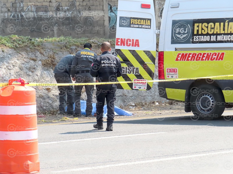 LAMENTABLE. Joven queda sin vida junto a la carretera; junto al cuerpo quedó su mochila