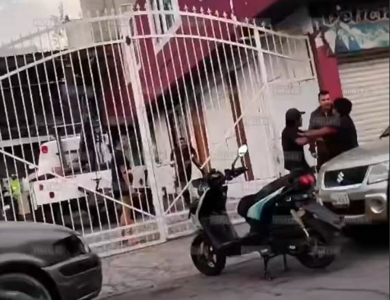 VIDEO: Hermanos golpean y balean un mecánico porque se tardó en entregar un auto