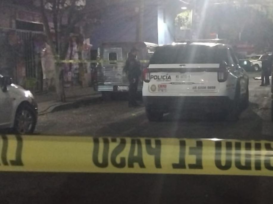 TERRIBLE: Vecinos oyeron disparos y al salir vieron a un joven muerto en la calle