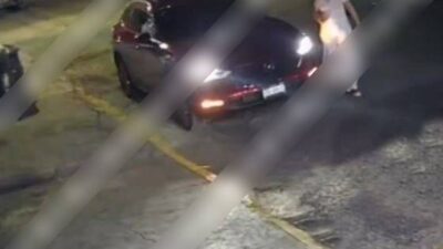 VIDEO: ‘¡Cálmate, traen pistola!’; asaltantes roban camioneta a una joven afuera de su casa