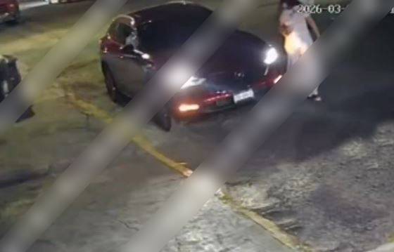 VIDEO: ‘¡Cálmate, traen pistola!’; asaltantes roban camioneta a una joven afuera de su casa