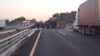VIDEO: Trailero sale disparado desde un puente, cae varios metros y le cae encima el motor