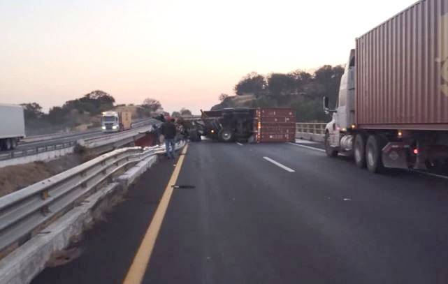 VIDEO: Trailero sale disparado desde un puente, cae varios metros y le cae encima el motor