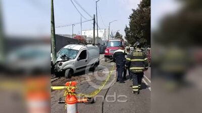 URGENTE: Conductor de camioneta muere estrellado contra un poste