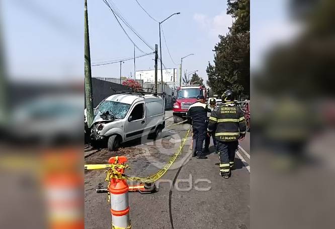 URGENTE: Conductor de camioneta muere estrellado contra un poste